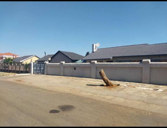 3 BEDROOM HOUSE FOR SALE IN LEONDALE